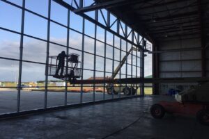 Hydraulic door for airplane hangar