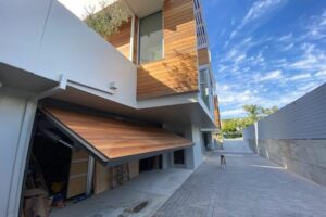 Hydraulic Garage Door Designed for Residence