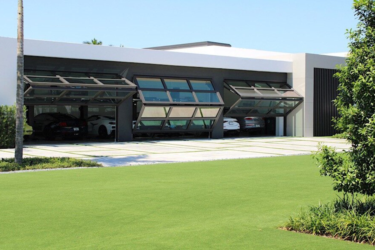 Hydraulic bifold door for multi car garage Featured Image